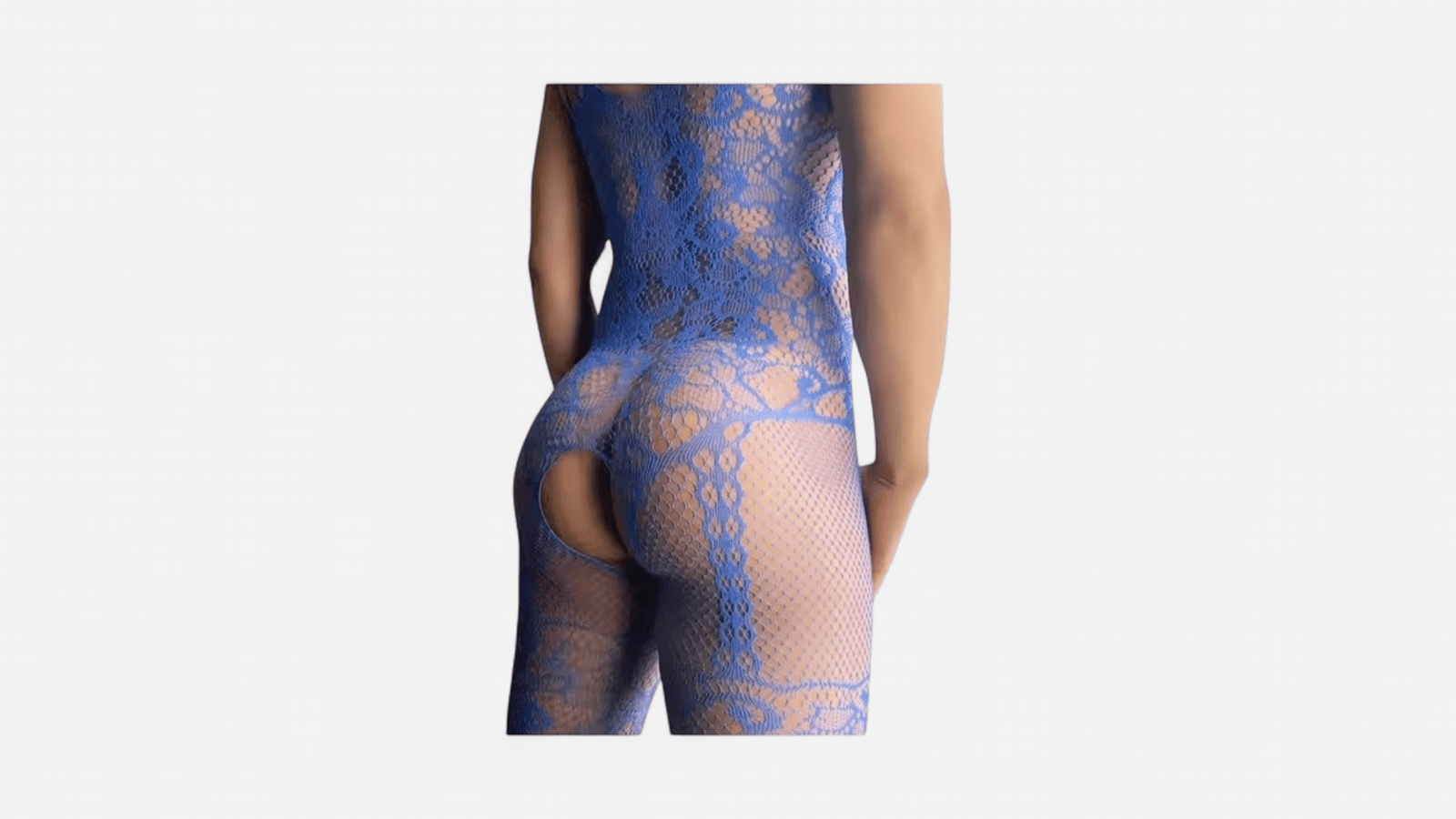Kék csipkés férfi sissy bodystocking hátulról, nyitott fenékrésszel és hálós lábrésszel Blue lace men’s sissy bodystocking back view with open back and butt cutout, fishnet leg design