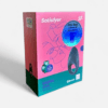 HU: Satisfyer Mighty One appvezérelt péniszgyűrű doboza enyhén oldalnézetből, rózsaszín és türkiz csomagolással EN: Satisfyer Mighty One app-controlled cock ring box shown at a slight angle with pink and turquoise packaging