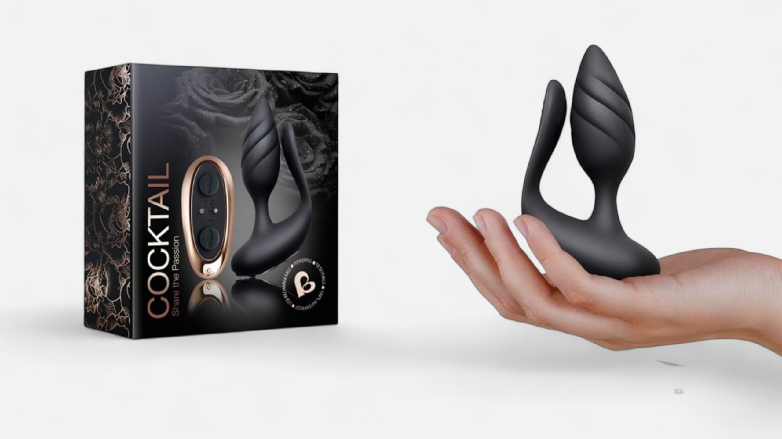 HU: Cocktail fekete páros vibrátor kézben tartva, mellette a termék dobozával, jól látható rugalmas stimuláló formával. EN: Cocktail black couples vibrator held in hand, shown next to the product box with its flexible stimulation shape visible.