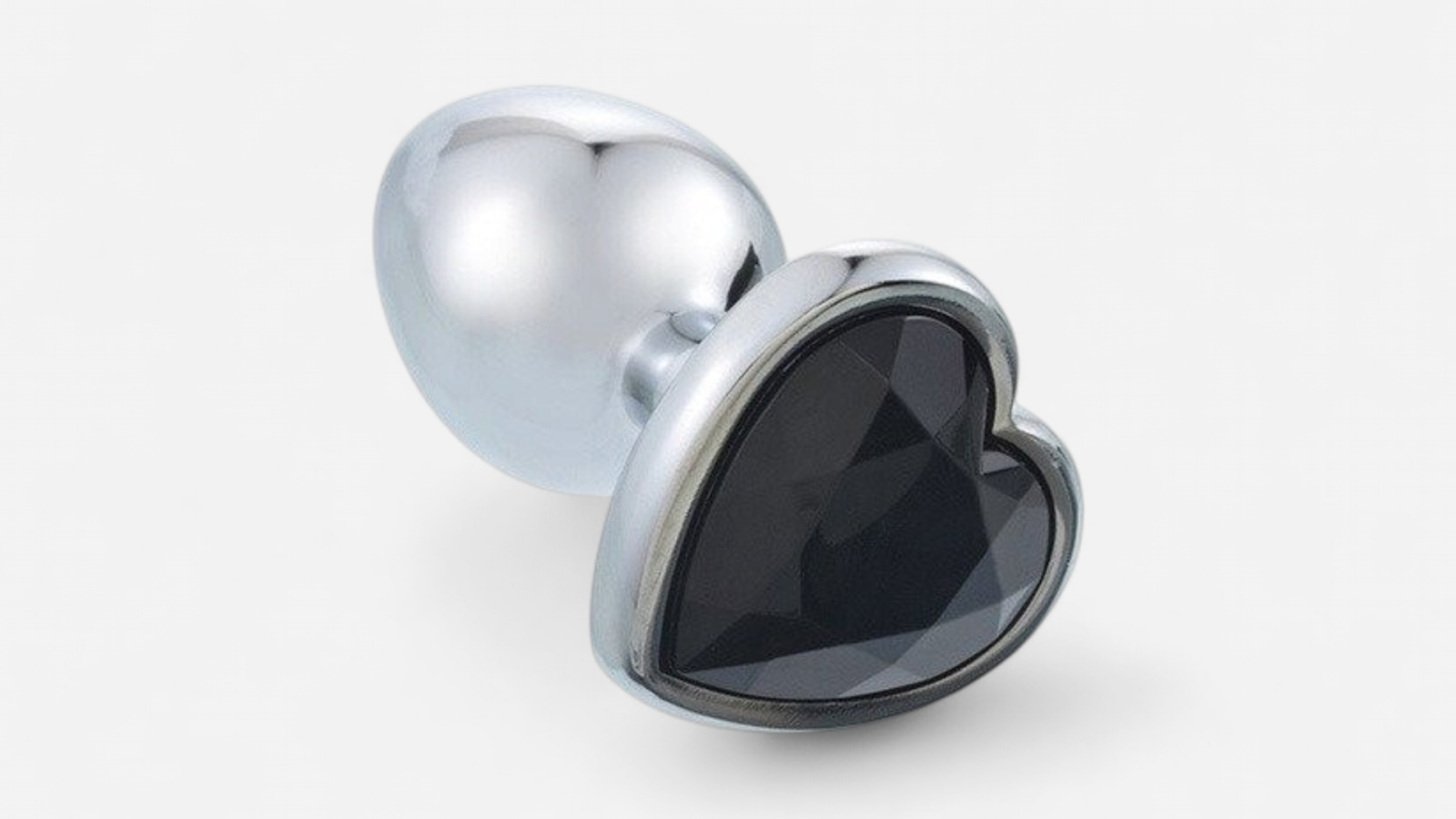 Steel Seduction – Az acélos fenékcsók, ami fekete szívvel hódít. 🖤