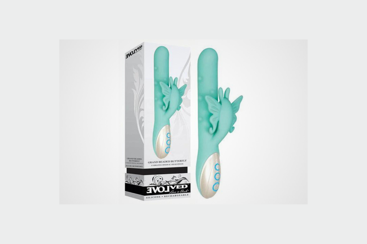 HU: Evolved Grand Beaded Butterfly türkiz újratölthető pillangós vibrátor dobozzal, gyöngyös szárral és csiklóizgató kialakítással. EN: Evolved Grand Beaded Butterfly teal rechargeable butterfly vibrator with packaging, beaded shaft, and clitoral stimulator design.