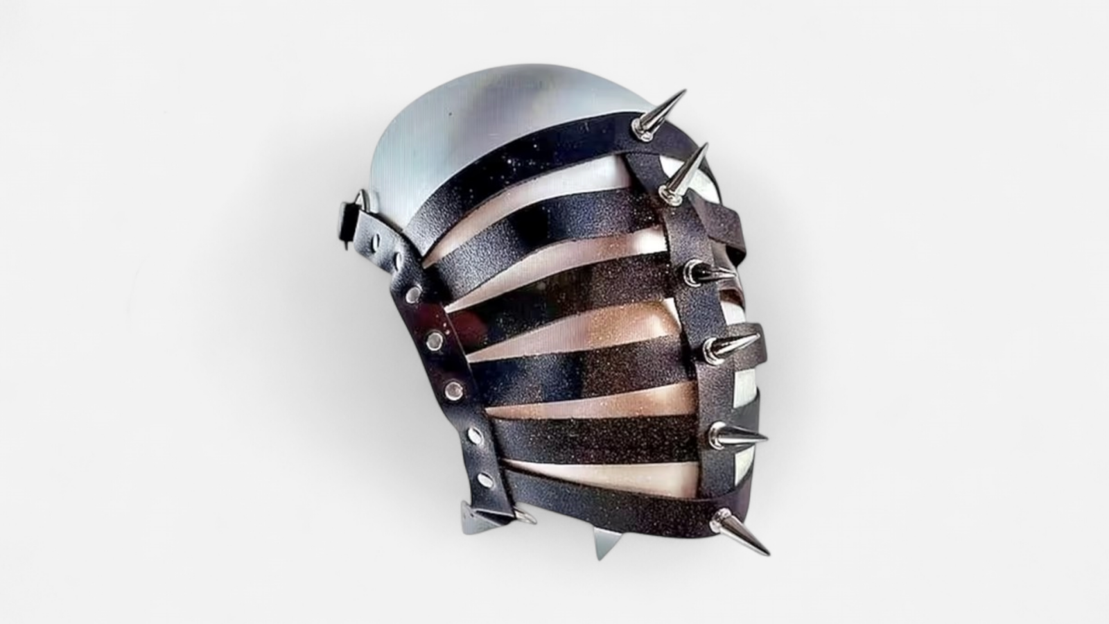 Fekete tüskés PU bőr félmaszk oldalnézetben – The Spike Commander ⚔️ a Szexshop Belváros kínálatában, Black spiked PU leather half mask side view – The Spike Commander ⚔️ available at Szexshop Belvaros