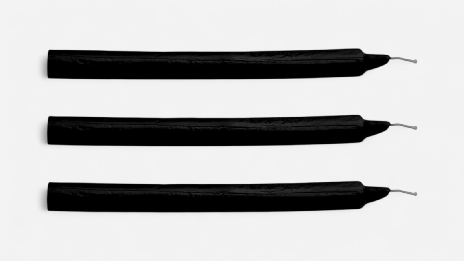 HU: HĂĄrom Master Series Fire Sticks fekete viaszgyertya kanĂłccal, fekvĆ elrendezĂ©sben EN: Three Master Series Fire Sticks black wax candles with wicks, arranged horizontally