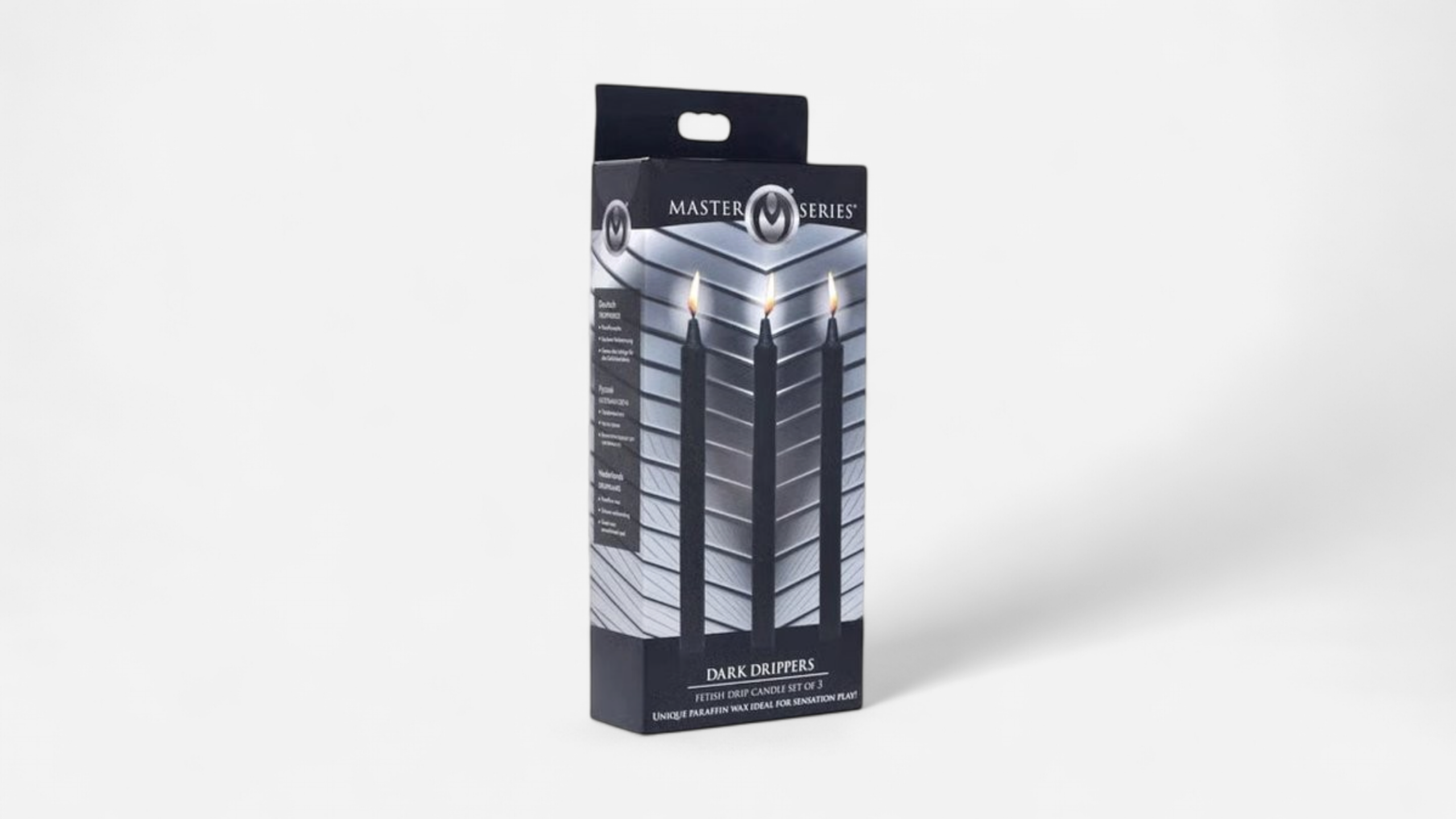 HU: Master Series Fire Sticks fekete viaszgyertyåk håromdarabos csomagolåsa, enyhén oldalról fotózva EN: Master Series Fire Sticks black wax candles in a three-piece package, photographed at a slight angle
