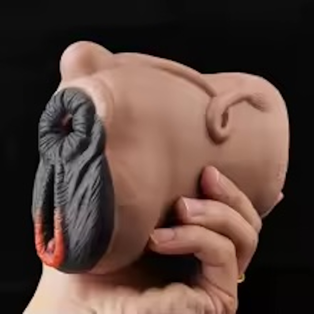 HU: Fantázia férfi maszturbátor tehén ihlette külső formával és részletes kialakítással kézben tartva EN: Fantasy male masturbator with cow-inspired exterior design and detailed structure held in hand