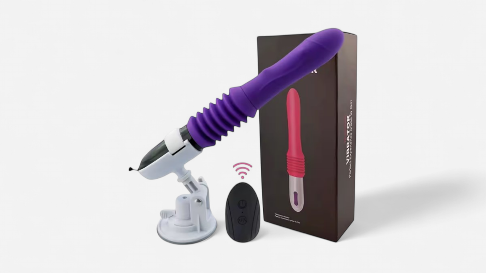 Teleszkópos Tangó szexgép lila élethű vibrátorral, tapadókorongos állvánnyal, távirányítóval és termékdobozzal, világosszürke háttéren. Telescopic Tango sex machine with a purple lifelike vibrator, suction cup stand, remote control and product box on a light grey background.