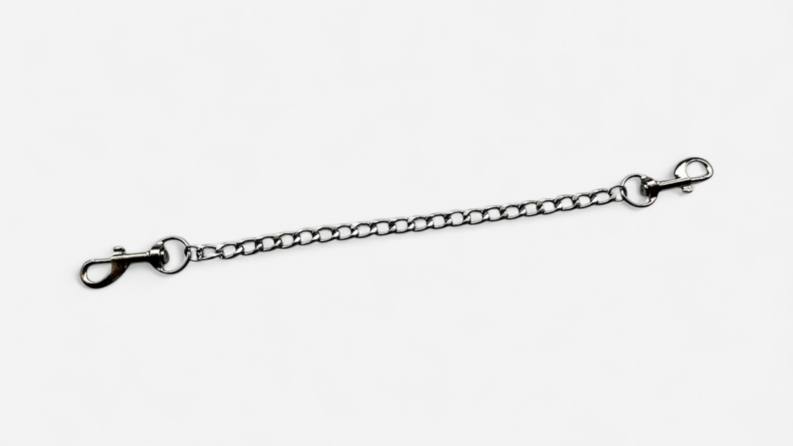 HU: Ezüst színű fém lánc dupla karabinerrel, BDSM análdugó és bilincs összekapcsolásához. EN: Silver metal chain with double carabiner for connecting a BDSM butt plug to handcuffs.