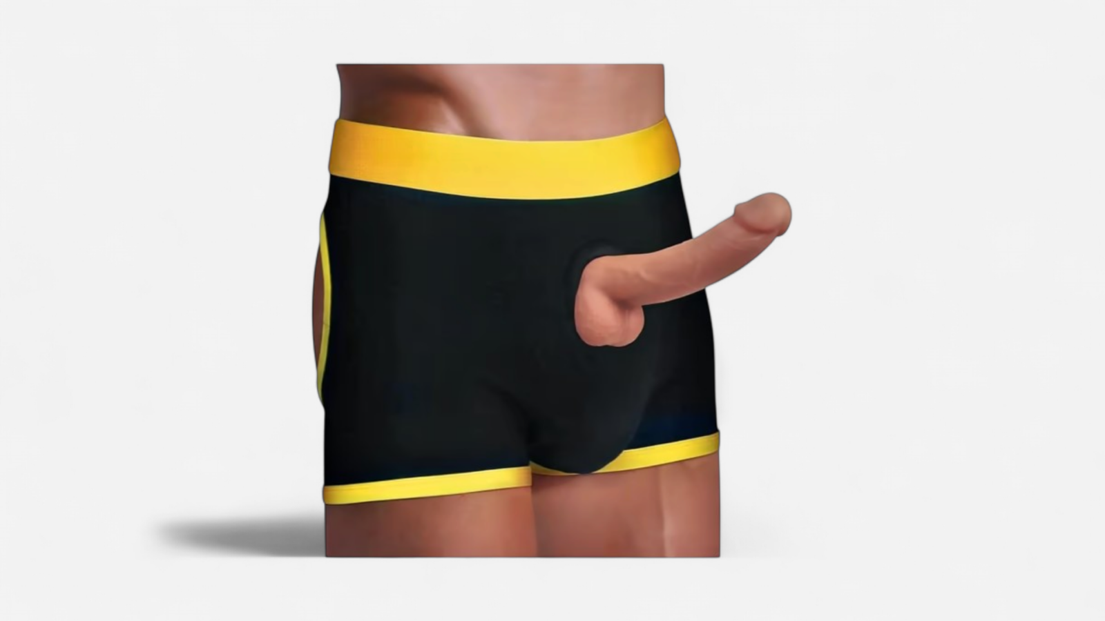 HU: Power Poke Briefs M/L fekete-sárga felcsatolható boxer elölről, kompatibilis dildóval használva EN: Power Poke Briefs M/L black and yellow strap-on boxer front view with compatible dildo inserted