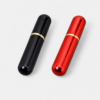 HU: Pocket Sin alumínium inhaler fekete és piros színben, arany gyűrűs részlettel, világosszürke háttéren EN: Pocket Sin aluminum inhaler in black and red colors with gold ring detail on a light grey background