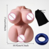 HU: Double Trouble Torso Szett realisztikus torzó maszturbátor péniszgyűrűvel és fekete tárolótasakkal, 17 cm magas és 10,92 cm széles méretjelöléssel EN: Double Trouble Torso Set realistic torso masturbator with penis ring and black storage bag, shown with 17 cm height and 10.92 cm width measurements