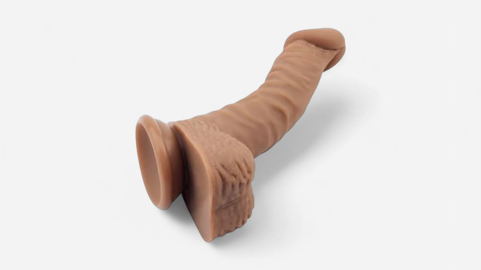 HU: The Crocked Politician barna tapadĂłkorongos dildo hĂĄtulrĂłl fotĂłzva, Ăvelt formĂĄval, herĂ©kkel Ă©s stabil tapadĂł talppal. EN: The Crocked Politician brown suction cup dildo photographed from the back, with curved shape, balls, and stable suction base.
