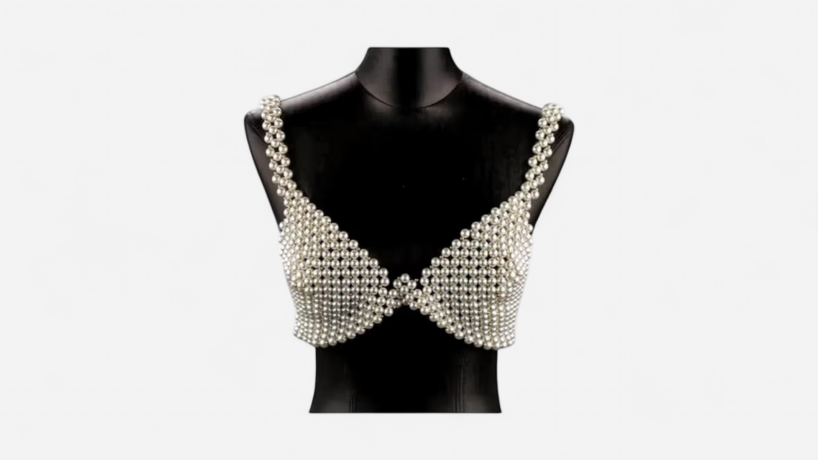 HU: Beaded Royalty gyöngyös felső fekete próbababán, műgyöngyös kosárrésszel, vastag vállpántokkal és elegáns aranyszínű láncos részletekkel. EN: Beaded Royalty beaded top on a black mannequin, featuring faux pearl cups, thick shoulder straps, and elegant gold-tone chain details.