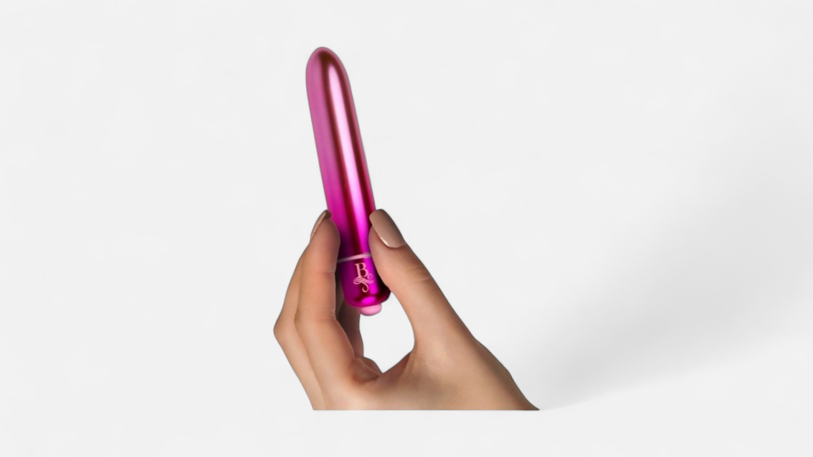 HU: Rocks-Off Boudoir Courtesan rózsaszín minivibrátor kézben tartva, méretarányos bemutató képen. EN: Rocks-Off Boudoir Courtesan pink mini vibrator held in hand for size reference.