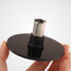 HU: Toy Dock 3XLR szívókorongos rögzítőadapter kézben tartva, fekete platformmal és fém 3XLR csatlakozóval. EN: Toy Dock 3XLR suction-cup mounting adapter held in hand, with black platform and metal 3XLR connector.