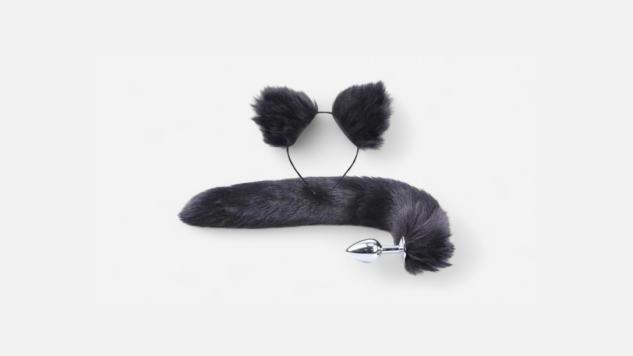 HU: Blacktail Babe fekete műszőrme farkasfarok anál dugó krómozott fém pluggal és puha fekete cica-/farkasfül fejpánttal. EN: Blacktail Babe black faux fur wolf tail anal plug with a chrome metal plug and soft black cat/wolf ear headband.