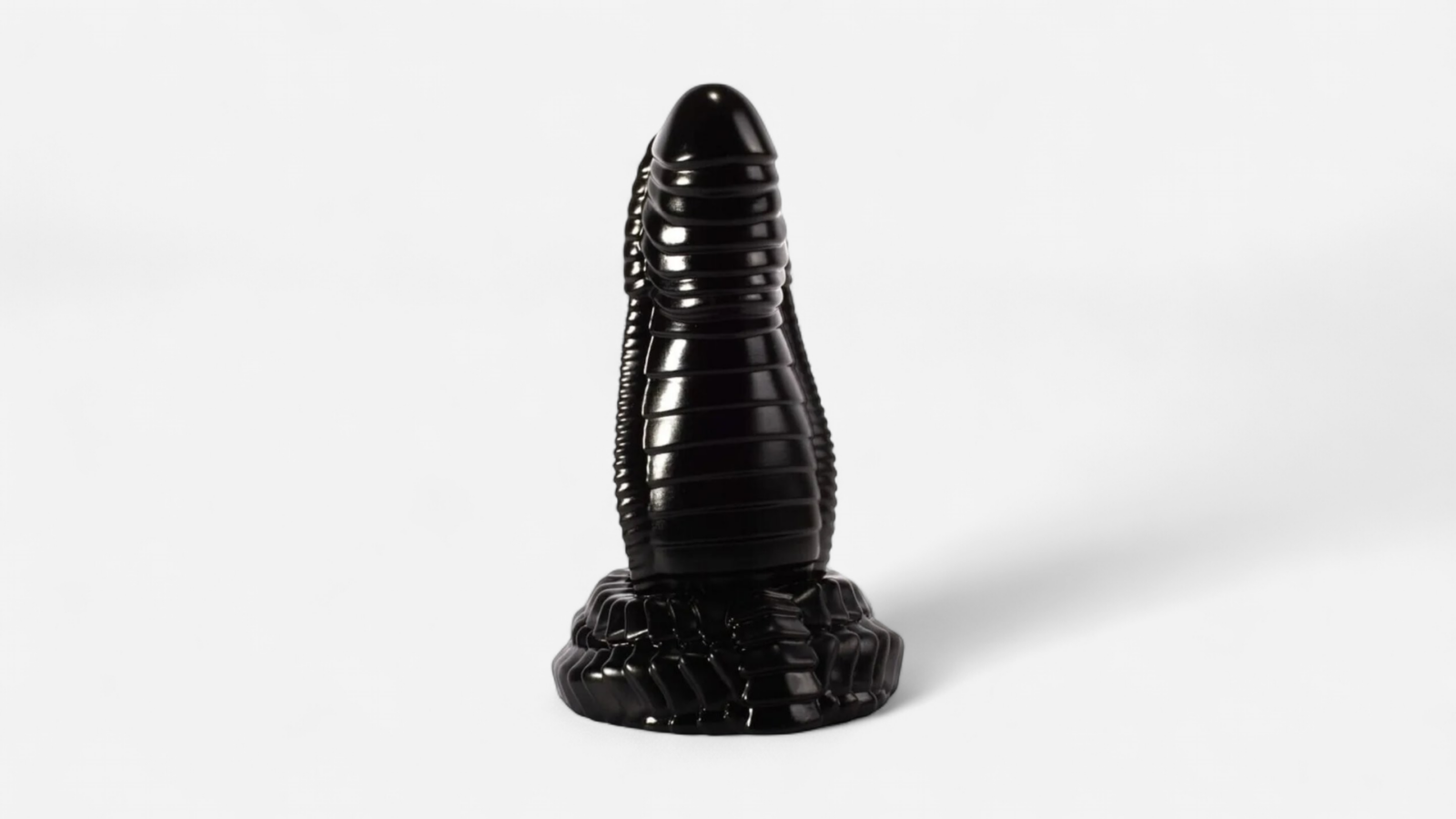 HU: Alien Overdrive fekete bordázott dildó elölnézetből, széles tapadókorongos talppal EN: Alien Overdrive black ribbed dildo shown from the front with a wide suction-cup base