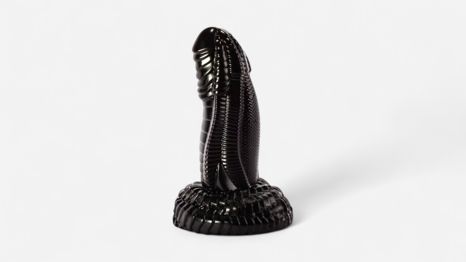 HU: Alien Overdrive fekete bordázott dildó oldalnézetből, tapadókorongos talppal EN: Alien Overdrive black ribbed dildo shown from the side with a suction-cup base