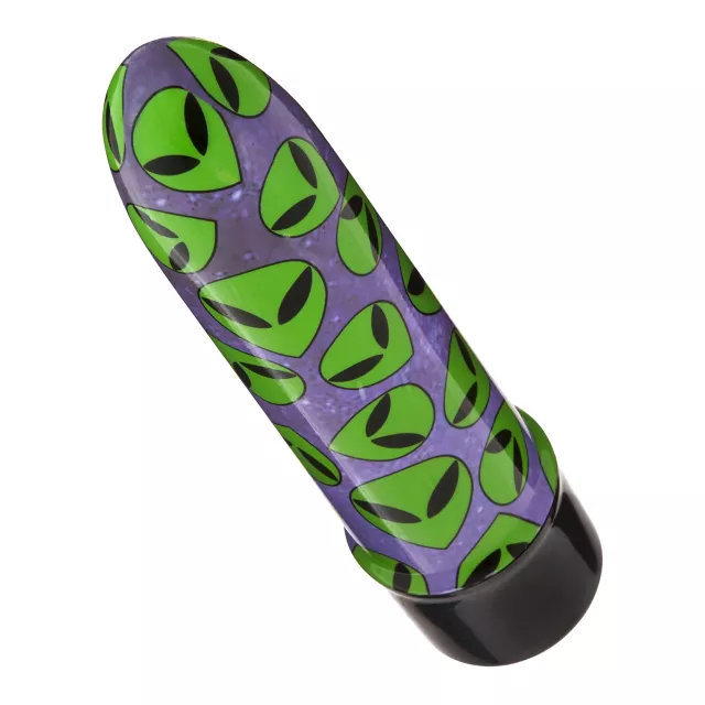 HU: Mini Máz – Idegen Behatoló minivibrátor ferde nézetből, lila alapon élénkzöld űrlényes mintával és fekete aljjal. EN: Mini Máz – Alien Intruder mini vibrator shown at an angle with a purple body, bright green alien design and black base.