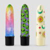 HU: Mini Máz minivibrátor három különböző dizájnban – Színorgia, Idegen Behatoló és Égi Csábító egymás mellett, világosszürke háttéren. EN: Mini Máz mini vibrator in three different designs – Színorgia, Idegen Behatoló, and Égi Csábító shown side by side on a light grey background.