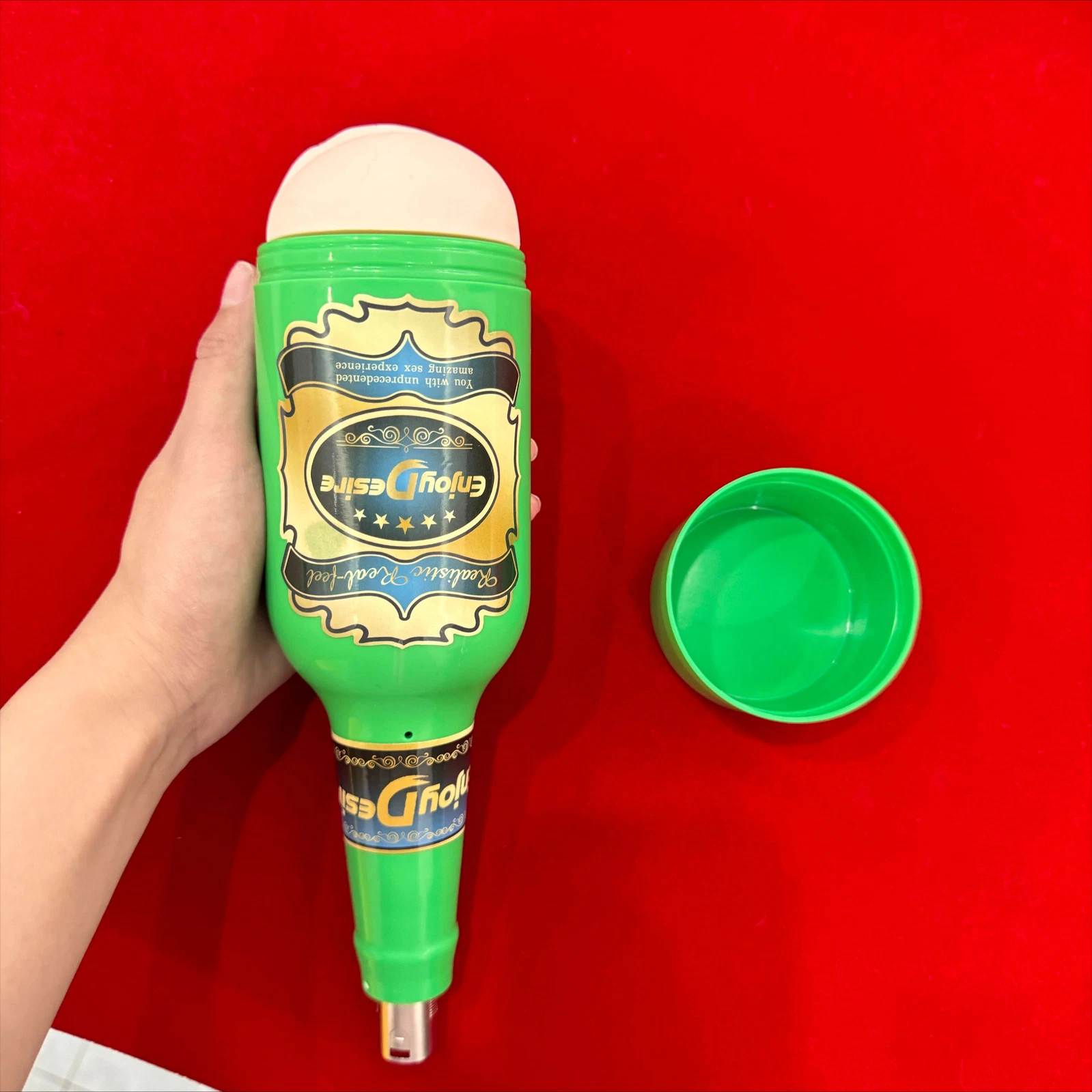 HU: Csapolt Punci zöld sörösĂŒveg alakĂș 3XLR maszturbĂĄtor teljes mĂ©retben kĂ©zben tartva, levehetĆ kupakkal | EN: Csapolt Punci green beer bottle shaped 3XLR masturbator shown full size in hand with removable cap