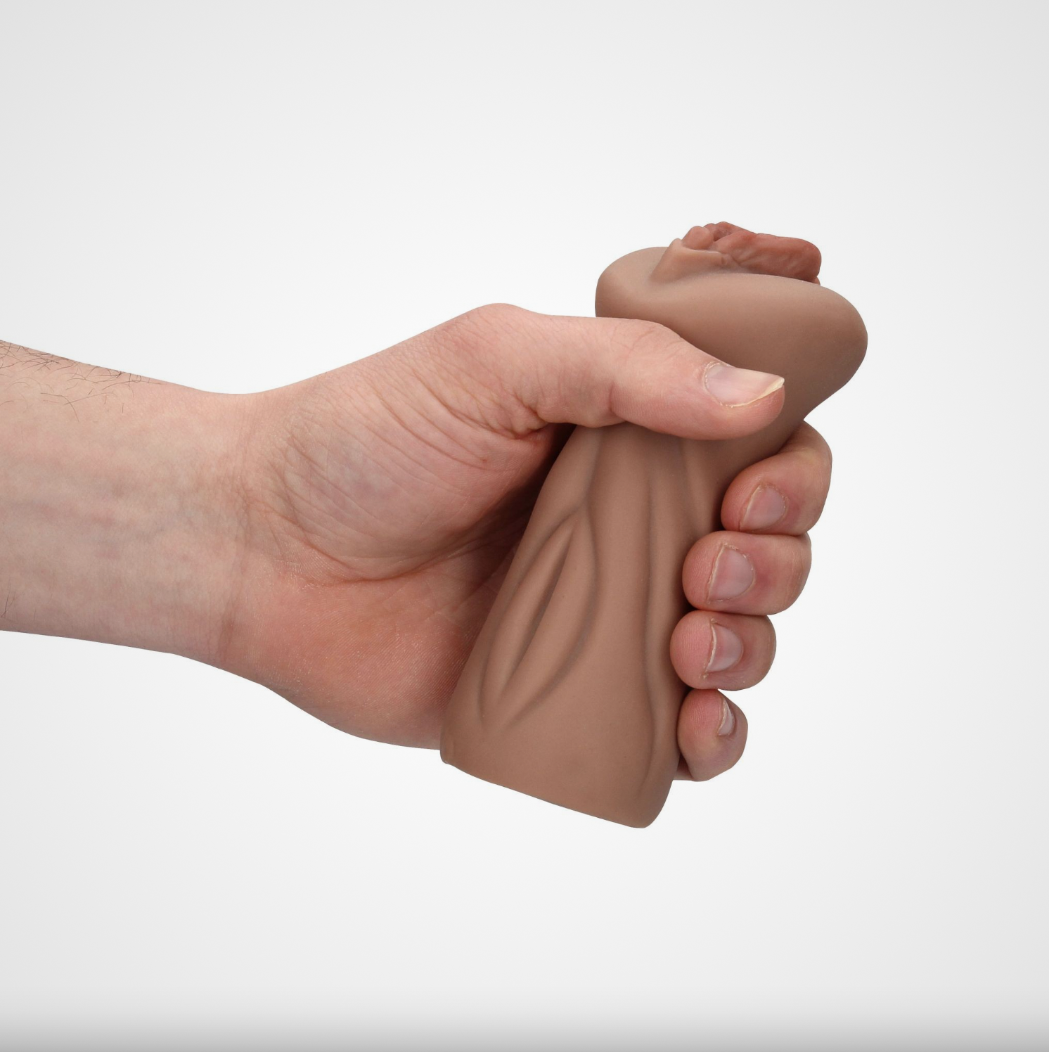 HU: Ăgyeletes Punci maszturbĂĄtor kĂ©zben tartva, kompakt mĂ©retĂ©t Ă©s könnyƱ fogĂĄsĂĄt bemutatva EN: Pussy masturbator held in one hand showing its compact size and easy grip