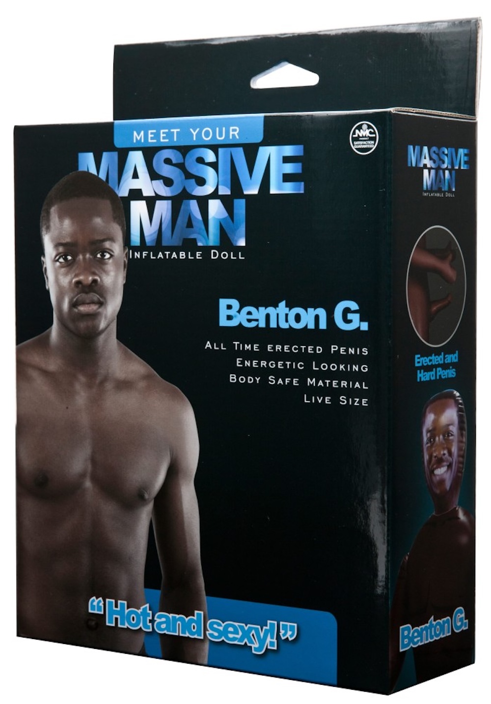 HU: Massive Man Benton G. felfĂșjhatĂł fĂ©rfibĂĄbu eredeti fekete-kĂ©k Benton G. csomagolĂĄsban, fĂ©rfi modell fotĂłjĂĄval. EN: Massive Man Benton G. inflatable male doll in original black-and-blue Benton G. packaging with male model photo.
