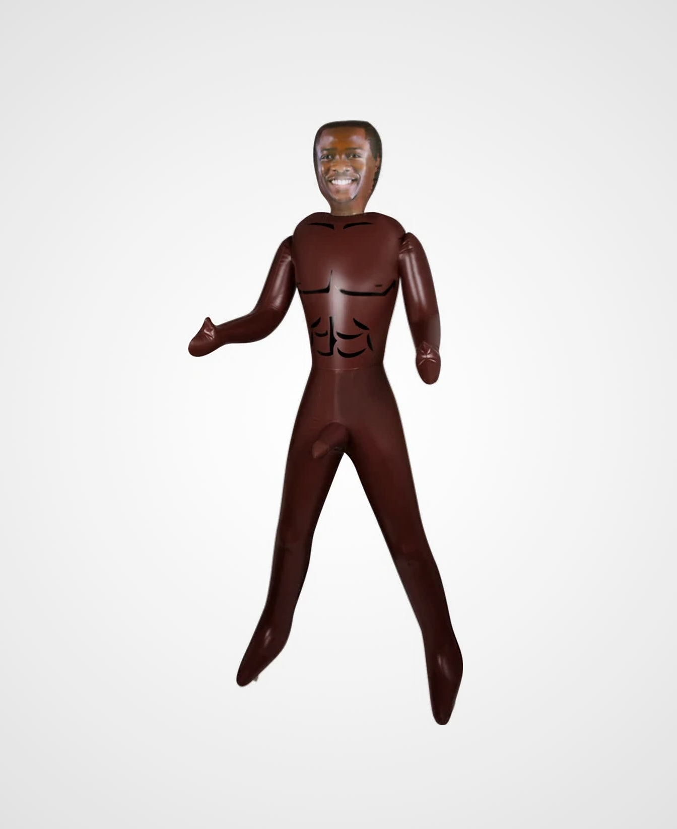 HU: Massive Man Benton G. 154 cm-es felfĂșjhatĂł fĂ©rfibĂĄbu barna PVC testtel, merev pĂ©nisszel Ă©s fotĂłhatĂĄsĂș arccal. EN: Massive Man Benton G. 154 cm inflatable male doll with brown PVC body, erect penis, and photo-style face.