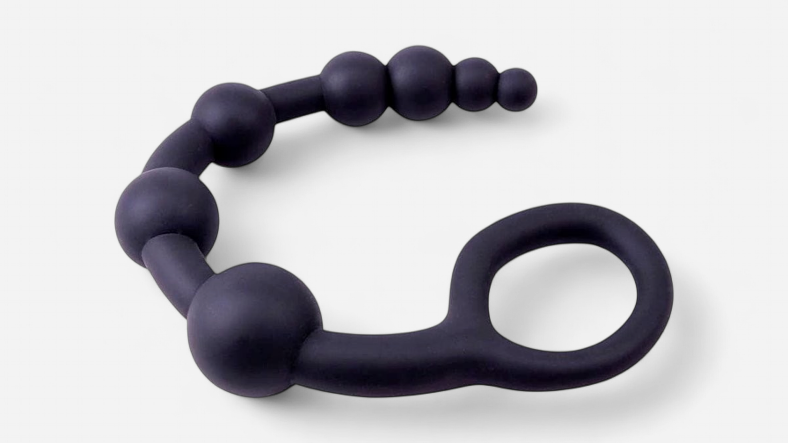 HU: Hosszú fekete anál gyöngysor rugalmas kialakítással, szóló és páros használatra. Fekvõ nézetben. EN: Long black anal bead chain with a flexible design for solo or couple play. Laying on one side.