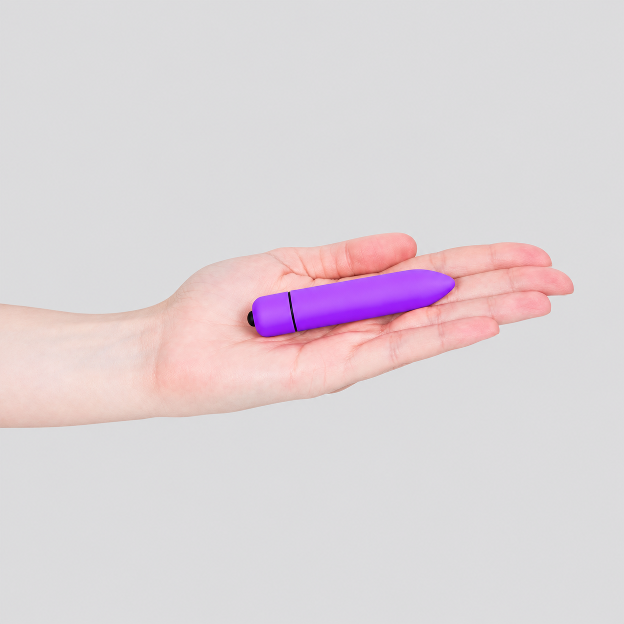 HU: Lila Lövedék mini bullet vibråtor tenyérben fekve, a kis méret szemléltetésére. EN: Purple Bullet mini vibrator resting in a palm to demonstrate its small size.