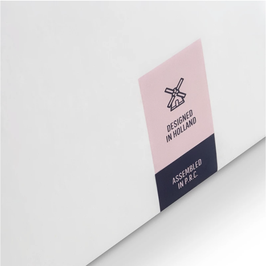 HU: Ashley Rose csomagolĂĄs rĂ©szlete âDesigned in Holland, Assembled in P.R.C.â felirattal EN: Ashley Rose packaging detail with âDesigned in Holland, Assembled in P.R.C.â label